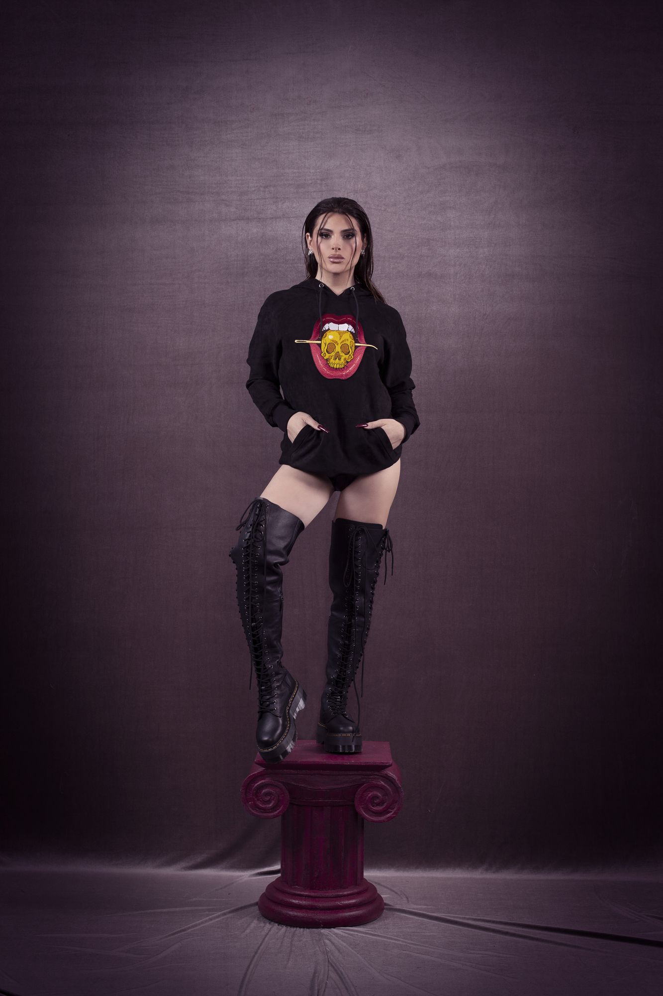 sudadera negra antelina capucha bolsillo parche bordado cómoda antonio velasco madrid