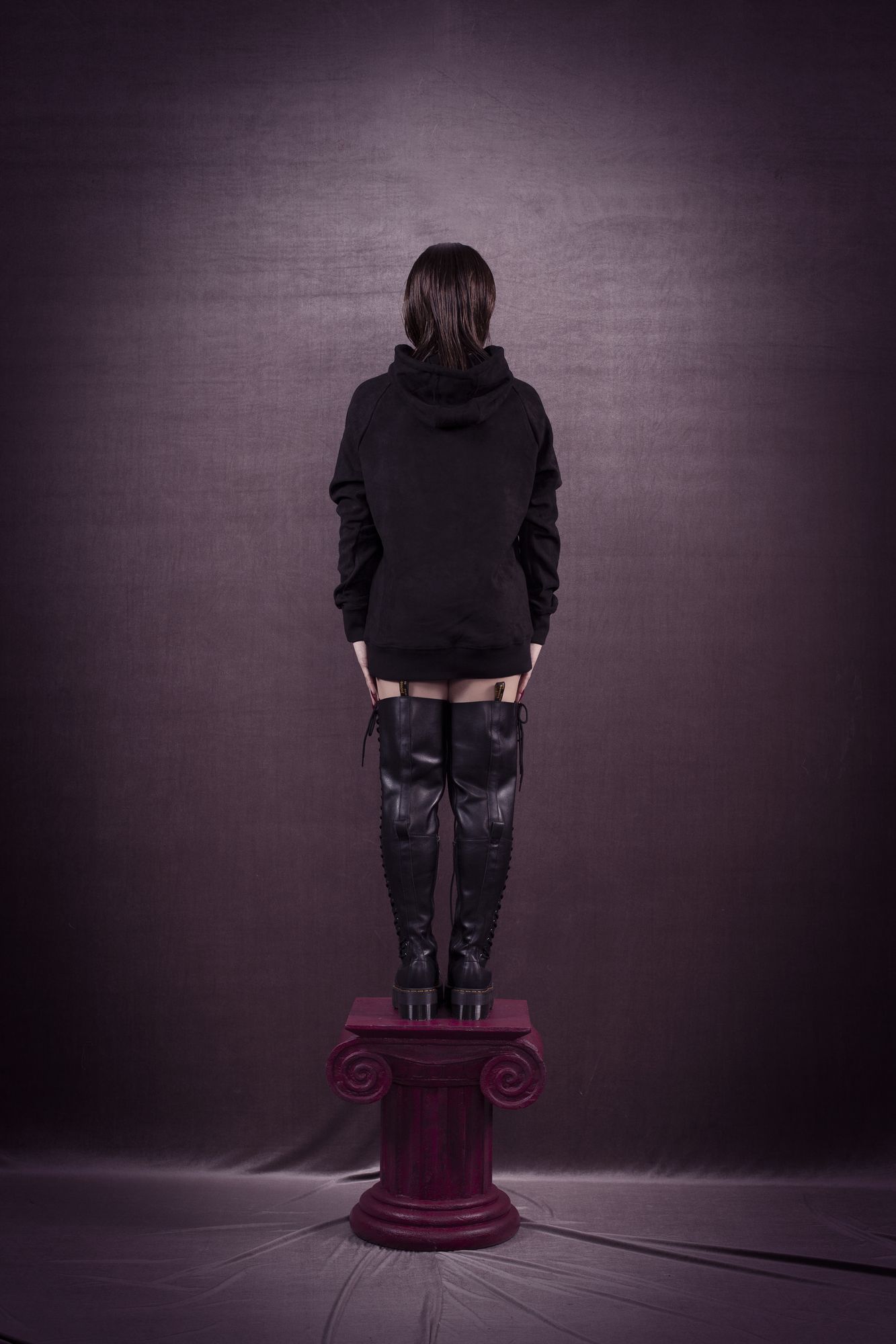 sudadera negra antelina capucha bolsillo parche bordado cómoda antonio velasco madrid