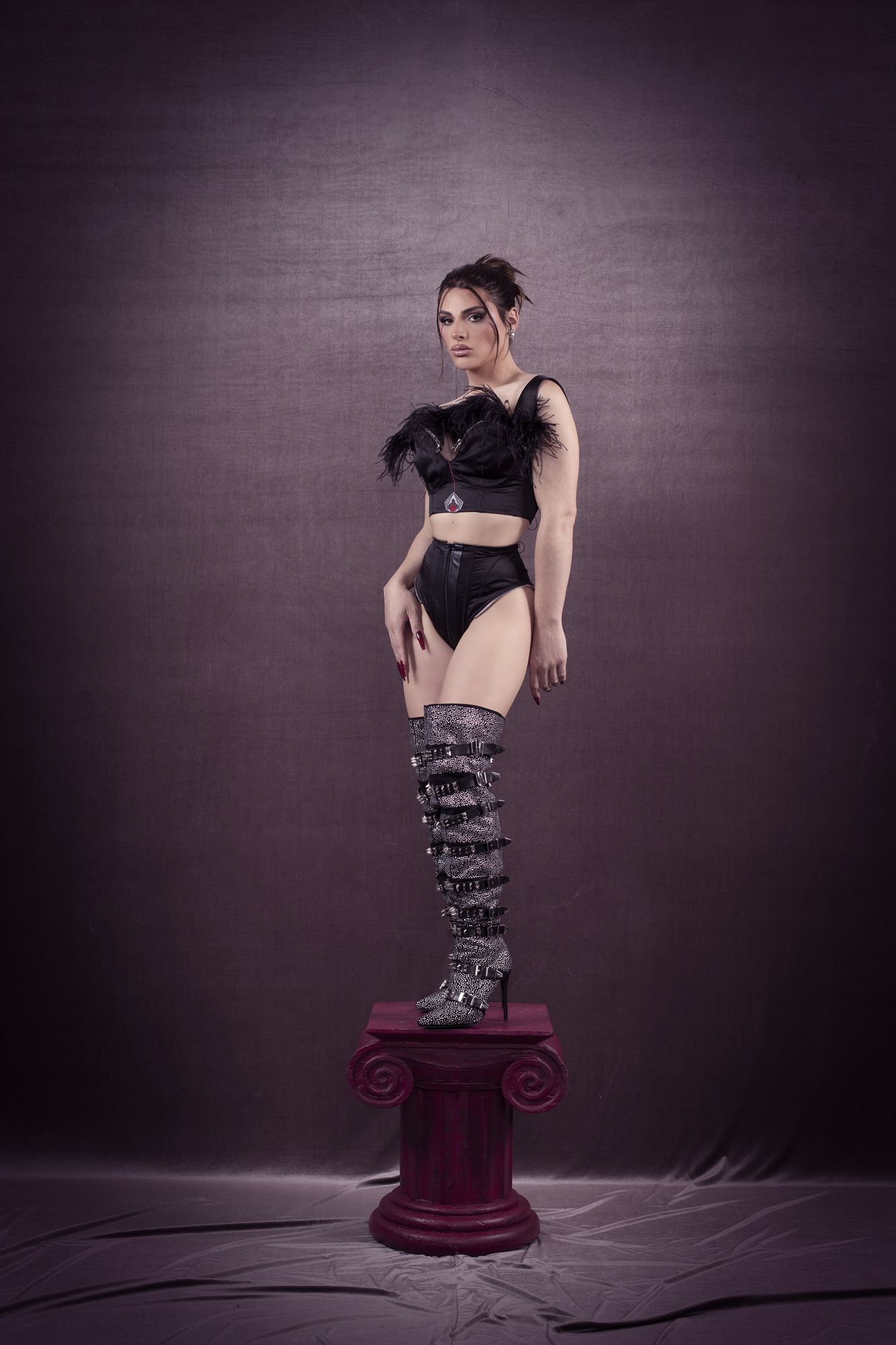 corset bustier Antonio Velasco Madrid couture negro raso plumas avestruz cremallera hecho a medida