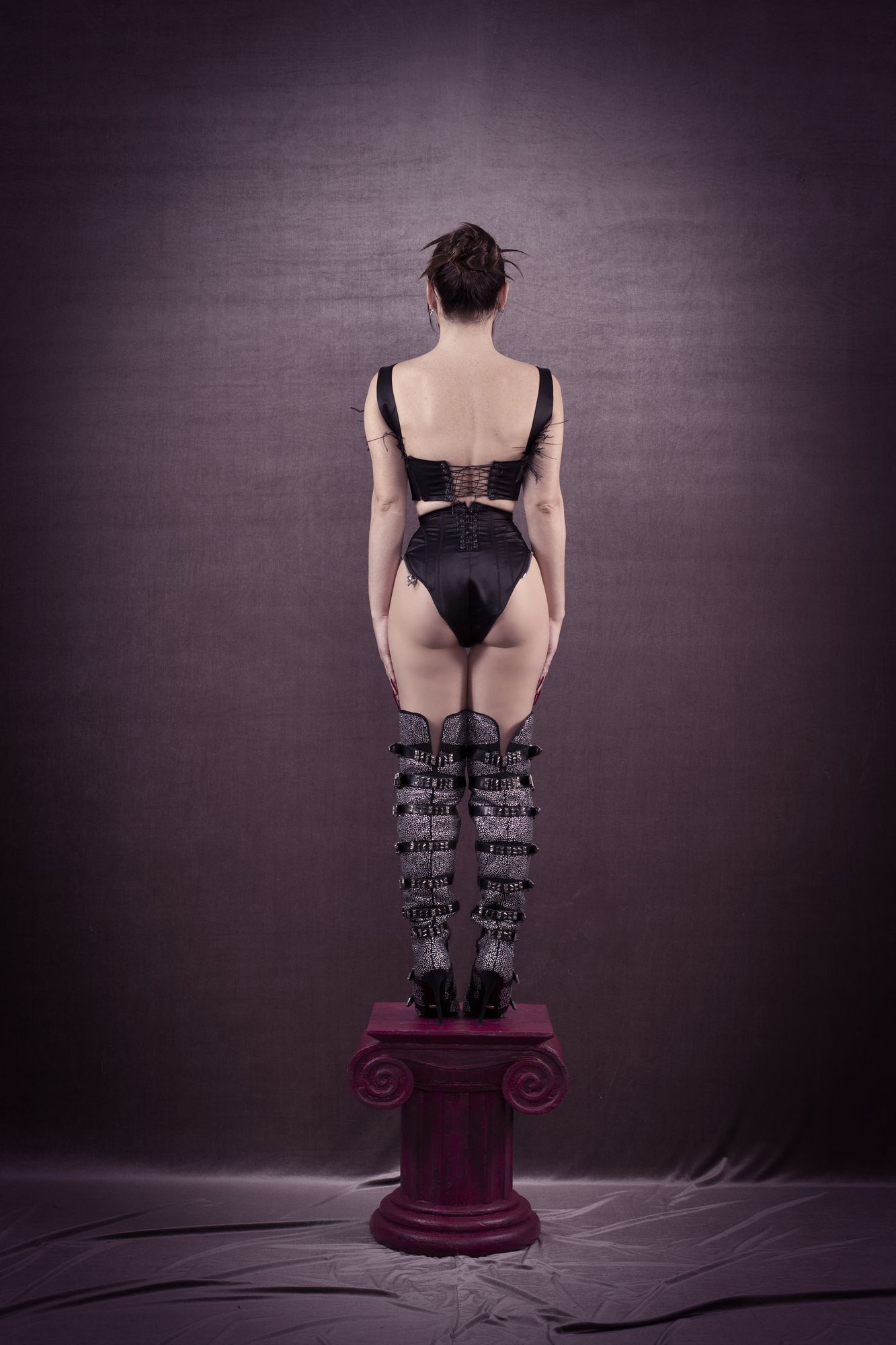 corset bustier Antonio Velasco Madrid couture negro raso plumas avestruz cremallera hecho a medida