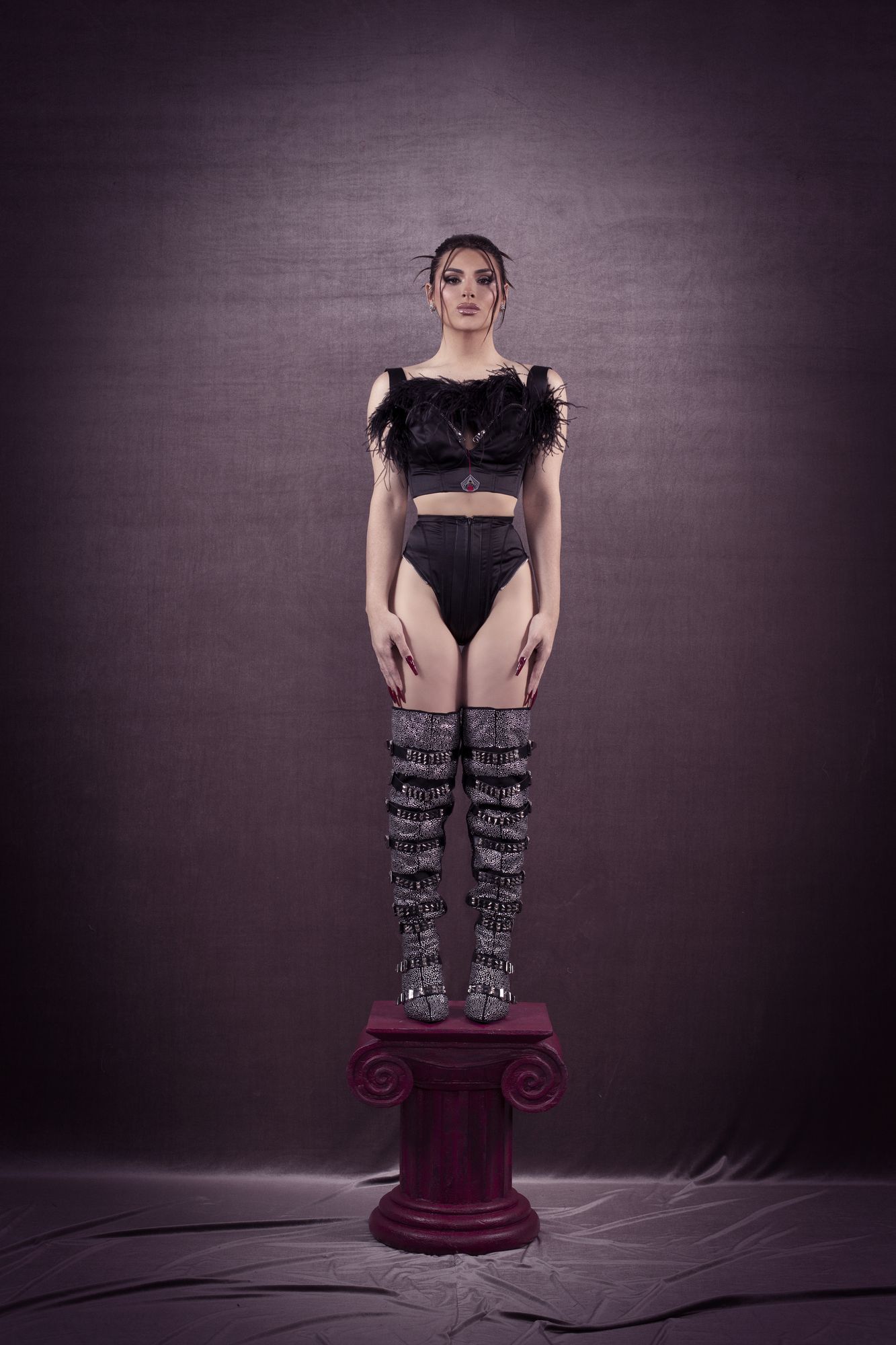 corset bustier Antonio Velasco Madrid couture negro raso plumas avestruz cremallera hecho a medida