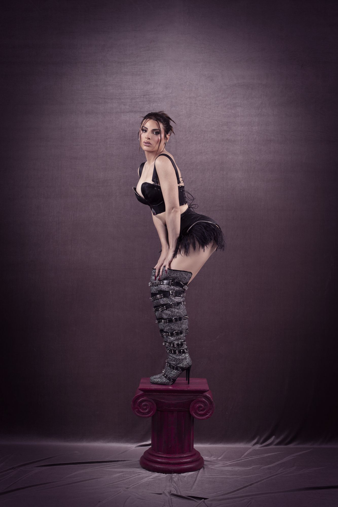 corset bustier Antonio Velasco Madrid couture negro raso plumas avestruz cremallera hecho a medida