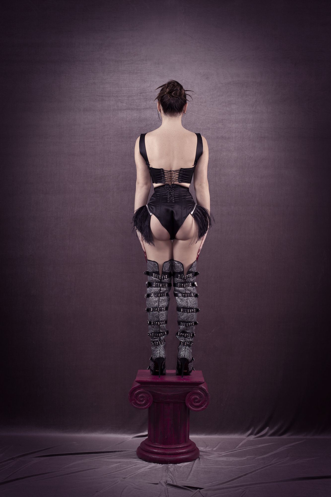 corset bustier Antonio Velasco Madrid couture negro raso plumas avestruz cremallera hecho a medida