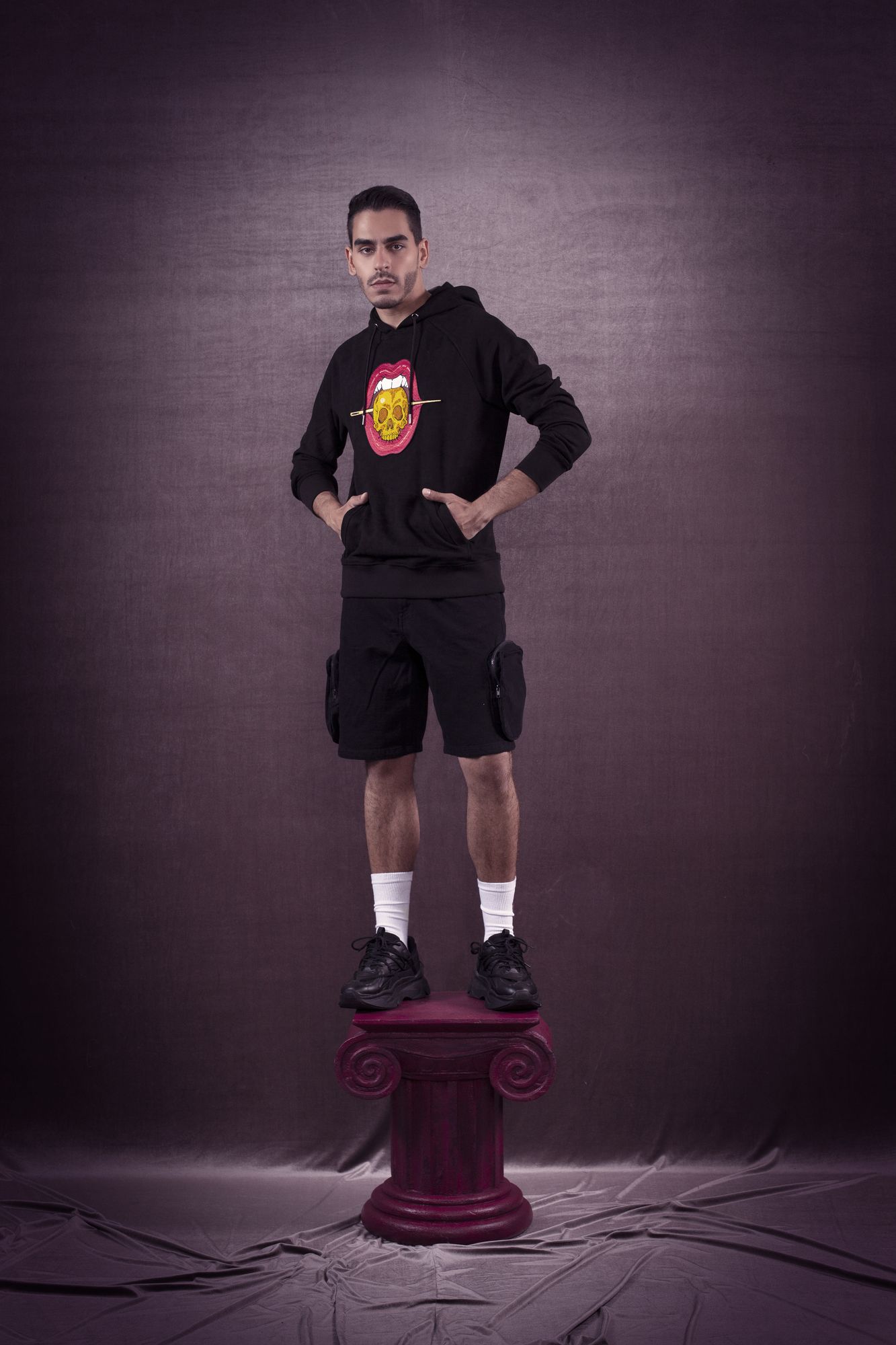 sudadera negra antelina capucha bolsillo parche bordado cómoda antonio velasco madrid