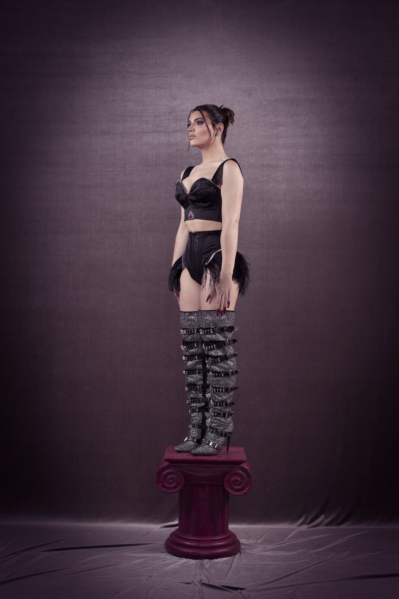 corset bustier Antonio Velasco Madrid couture negro raso plumas avestruz cremallera hecho a medida