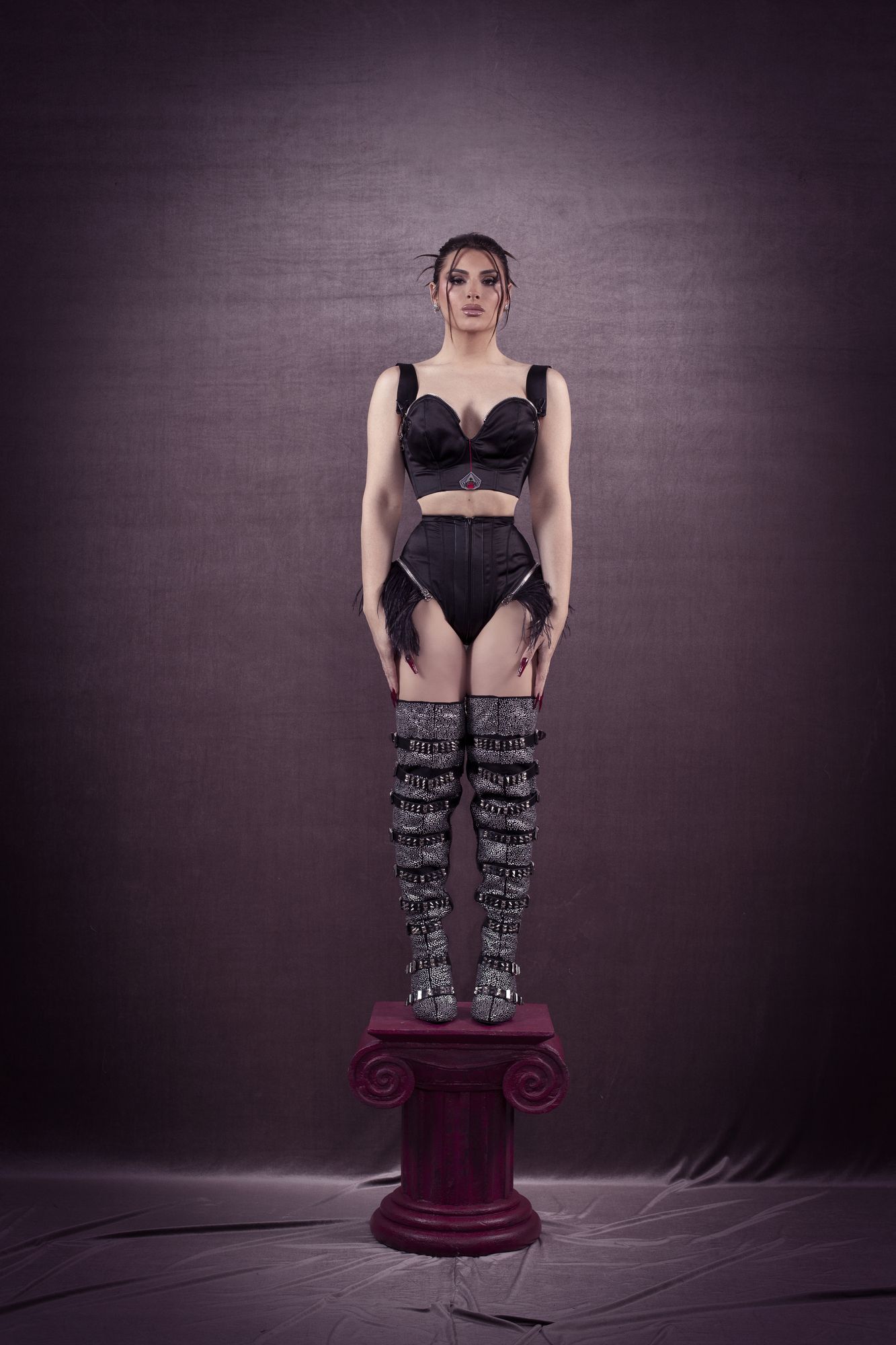 corset bustier Antonio Velasco Madrid couture negro raso plumas avestruz cremallera hecho a medida