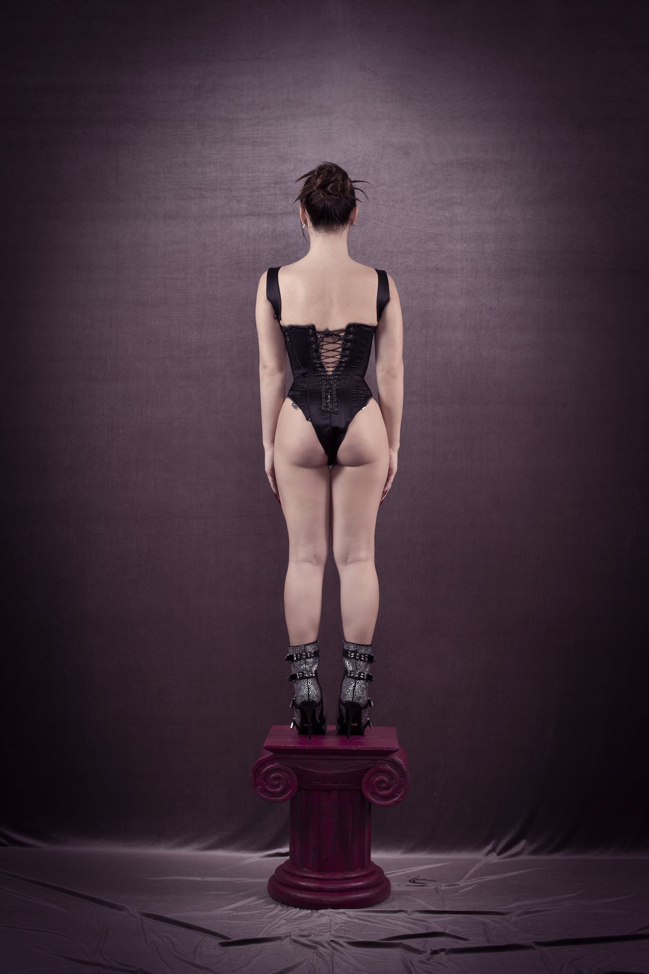 corset bustier Antonio Velasco Madrid couture negro raso plumas avestruz cremallera hecho a medida