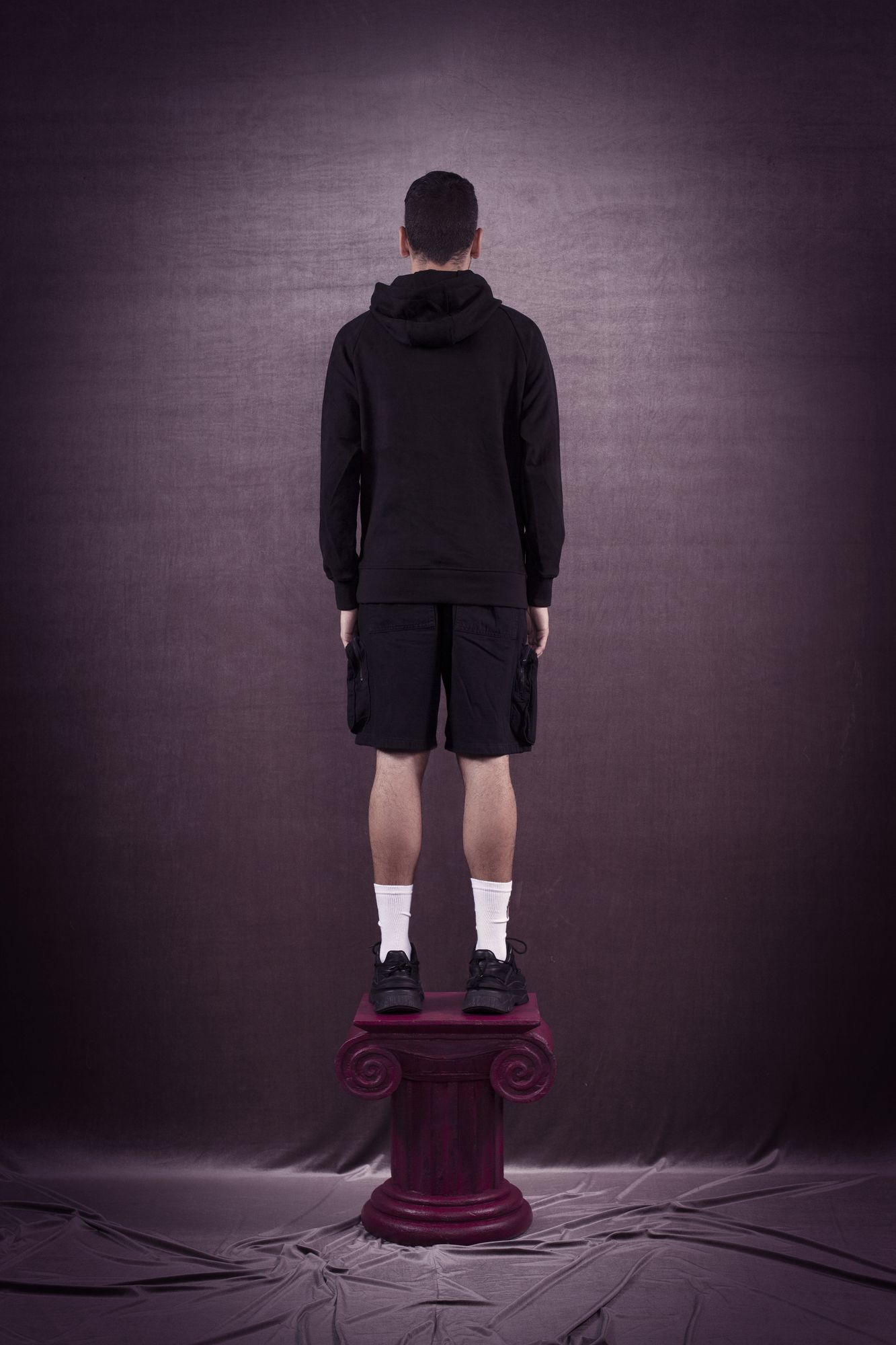 sudadera negra antelina capucha bolsillo parche bordado cómoda antonio velasco madrid