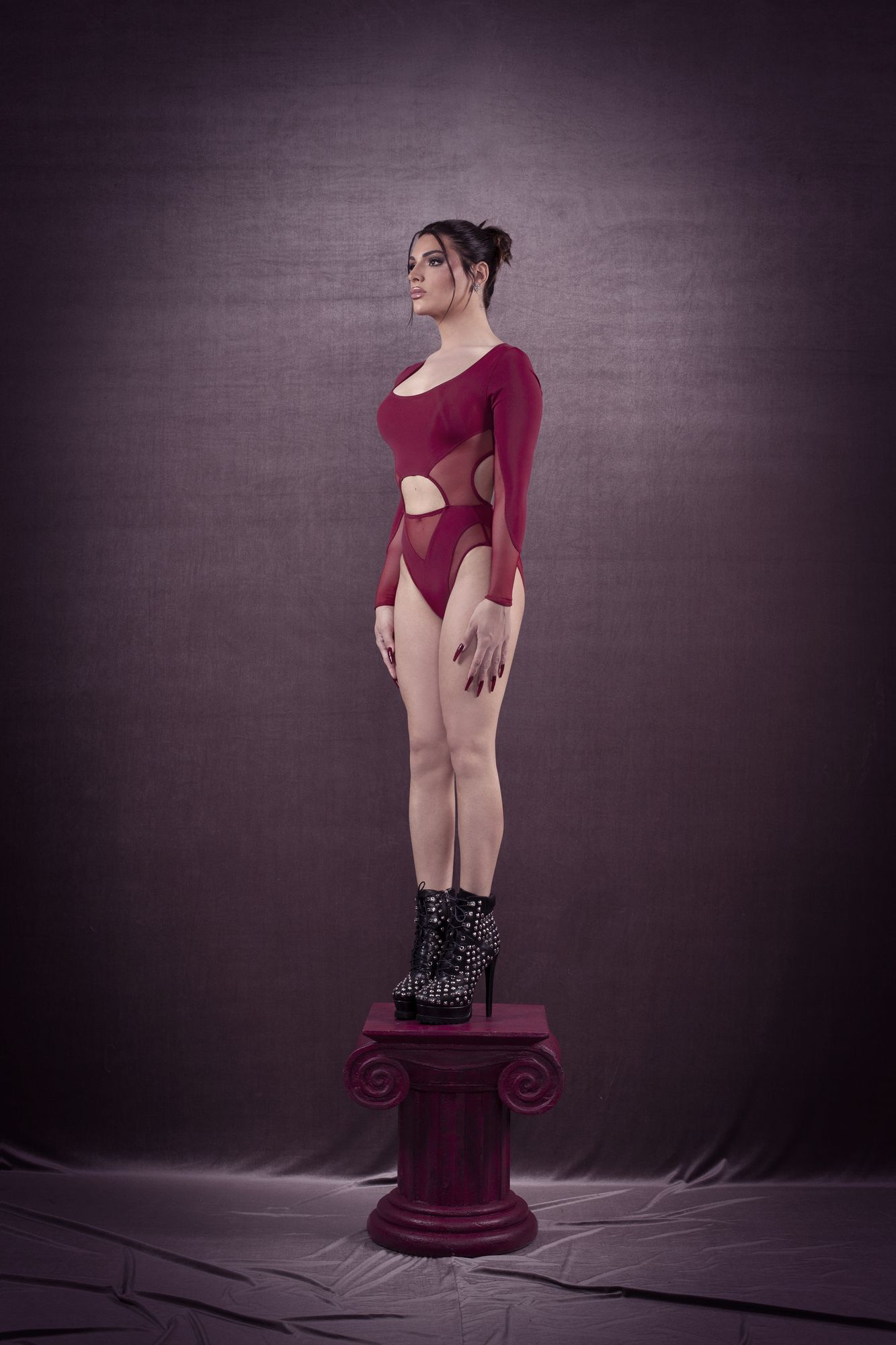 body neopreno y tul elástico burdeos con cortes y transparencias manga larga