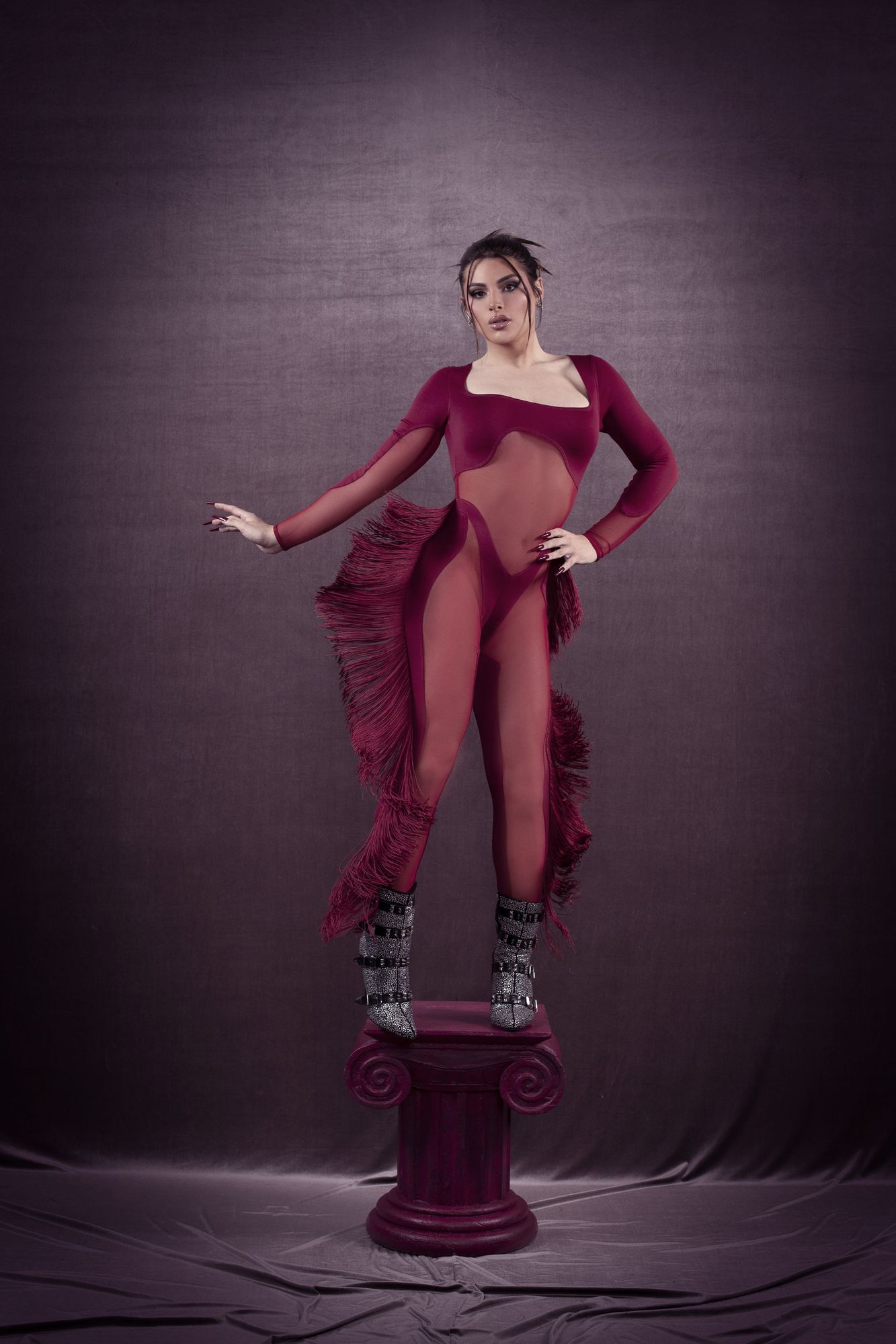 mono burdeos neopreno elástico tul tiro alto flecos cortes Antonio Velasco Madrid